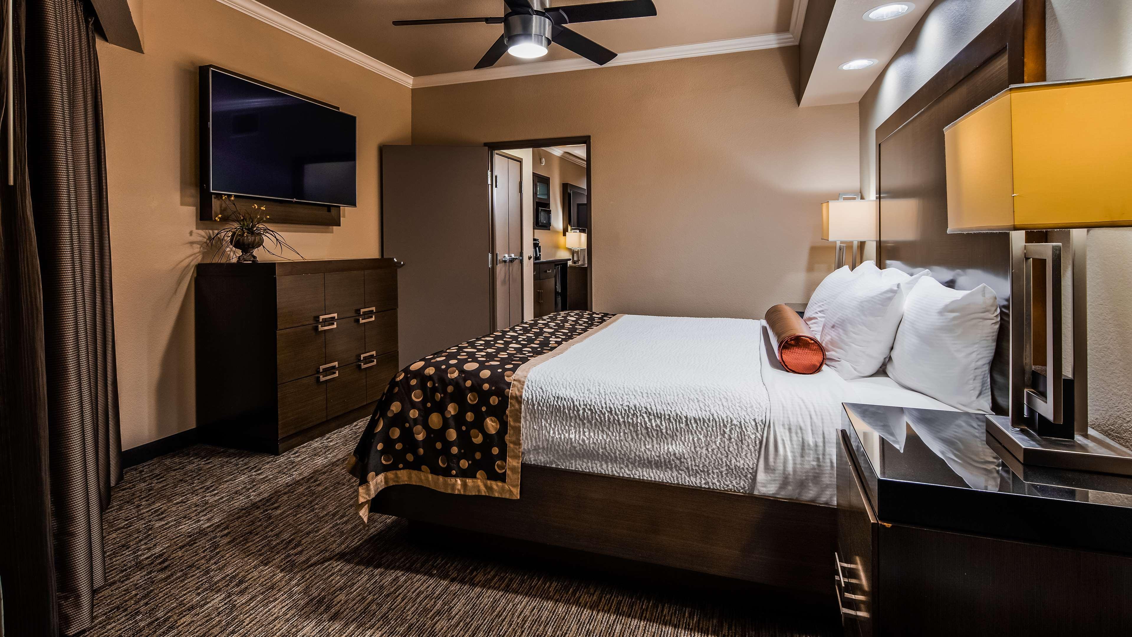 Best Western Premier Crown Chase Inn & Suites Denton Bagian luar foto
